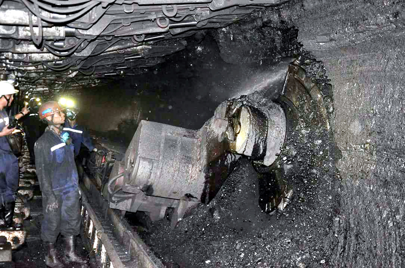 Công nhân khai thác than tại Công trường Khai thác 6, lò chợ CGH đồng bộ, Công ty CP Than Hà Lầm.