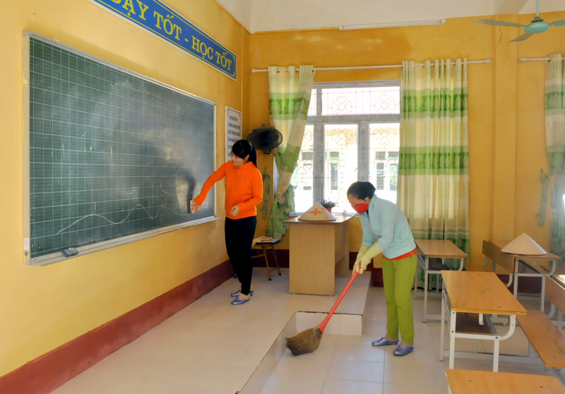 Tại huyện đảo tiền tiêu Cô Tô, cán bộ, giáo viên của Trường Tiểu học thị trấn Cô Tô vừa hoàn thành việc quét vôi ve mới cho tất cả các phòng học và vệ sinh toàn bộ trường để chuẩn bị đón năm học mới.