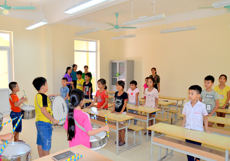 Các em học sinh Trường Tiểu học Quảng La (Hoành Bồ) luyện tập nghi thức đội trong ngôi trường mới khang trang, vừa được xây dựng theo hình thức đối tác công - tư. Đây là trường cấp tiểu học đầu tiên của huyện Hoành Bồ được đầu tư xây dựng nhà đa năng, thể hiện quyết tâm lớn của huyện Hoành Bồ trong việc cải thiện, nâng cấp cơ sở vật chất phục vụ giáo dục.