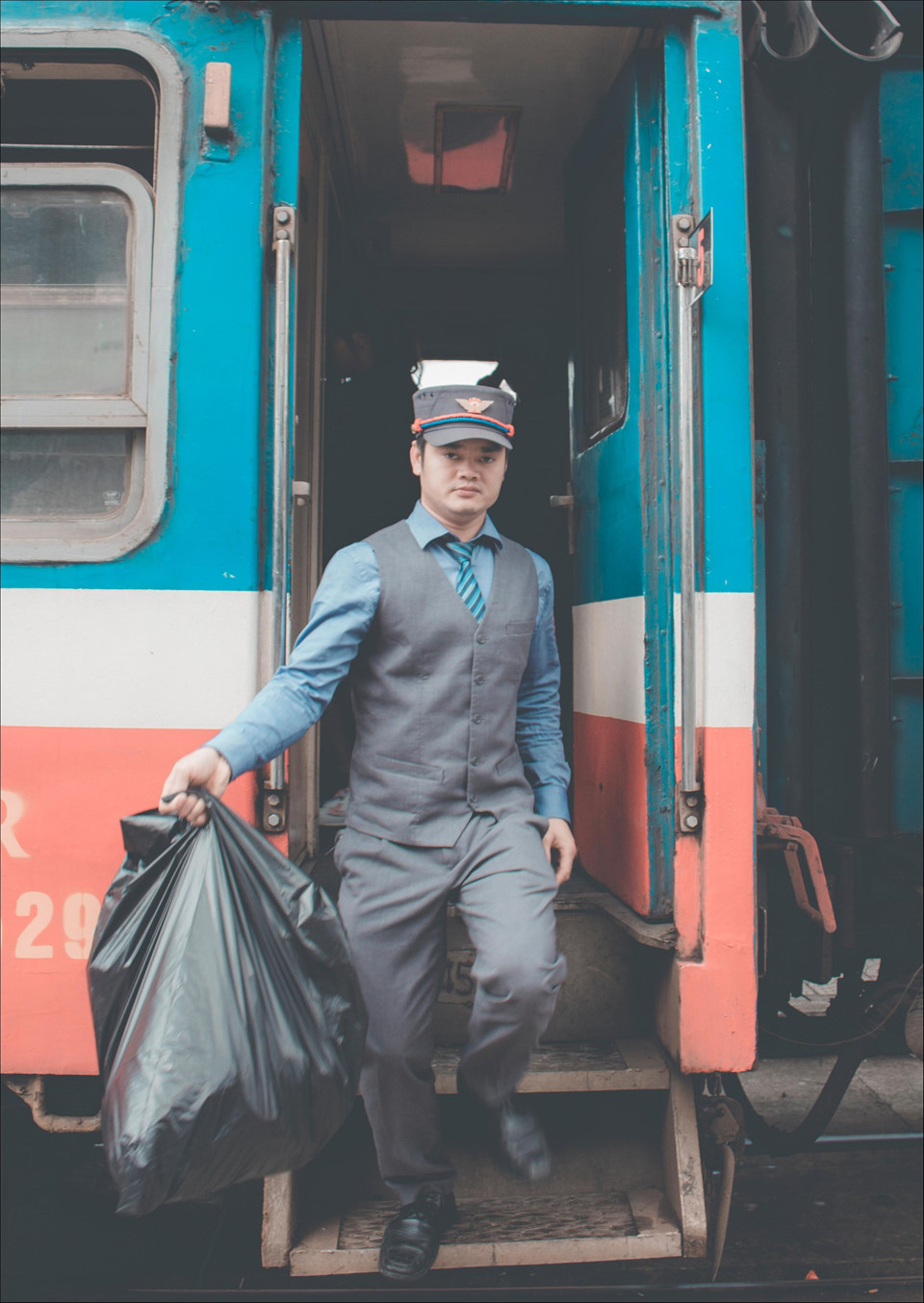 Một nhân viên trên tàu SE2 dừng tại thành phố Nha Trang. Ngành đường sắt Việt Nam đang nỗ lực không ngừng để xây dựng hệ thống hiện đại hơn. Trong tương lai không xa, những tuyến đường sắt trên cao, đường sắt cao tốc sẽ được đưa vào hoạt động, hội nhập với khu vực và thế giới. Cuộc thi ảnh 