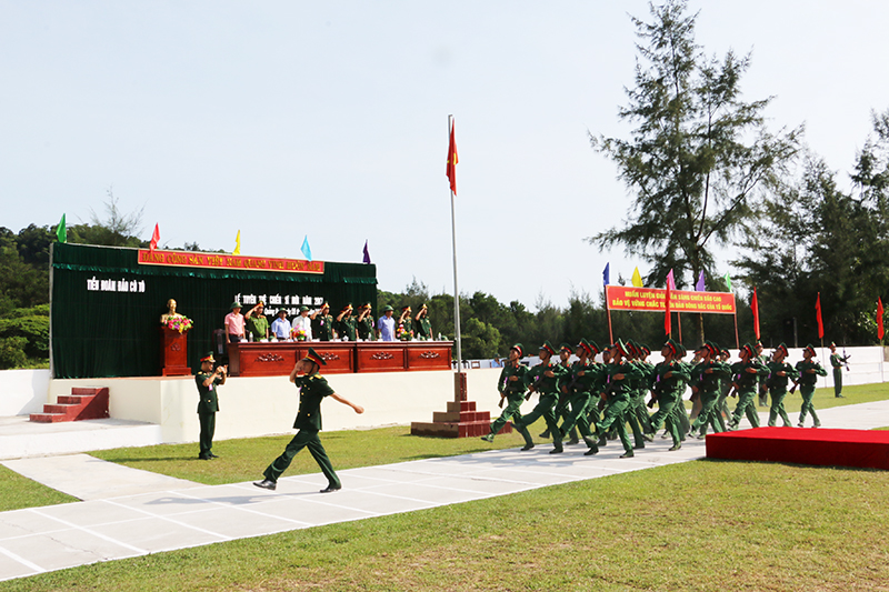 Tiểu đoàn Bộ đội đảo Cô Tô duyệt đội ngũ trong lễ tuyên thệ chiến sĩ mới năm 2017.
