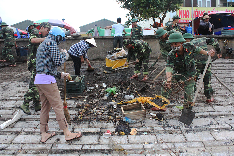 Lực lượng vũ trang huyện Cô Tô tham gia cùng người dân làm sạch biển.