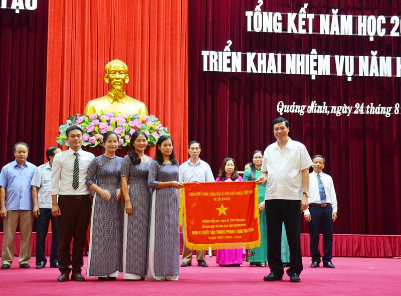 Trường Tiểu học, THCS và THPT Văn Lang (Hạ Long) được nhận cờ thi đua của Thủ tướng Chính phủ.