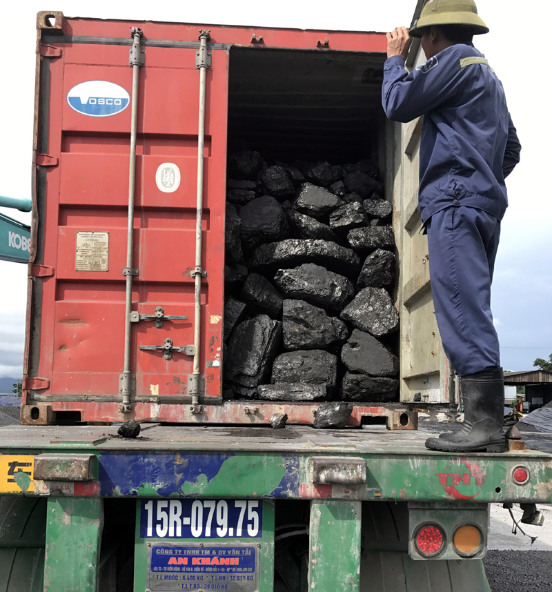 Xe ô tô vận chuyển than không có giấy tờ hợp lệ bị Công an TP Uông Bí bắt giữ.