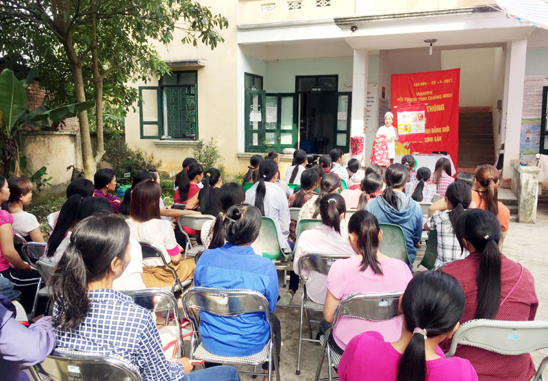 Hội KHHGĐ tỉnh truyền thông về nội dung chăm sóc SKSS cho người dân tại xã Lục Hồn, huyện Bình Liêu. (Ảnh do Hội KHHGĐ tỉnh cung cấp)