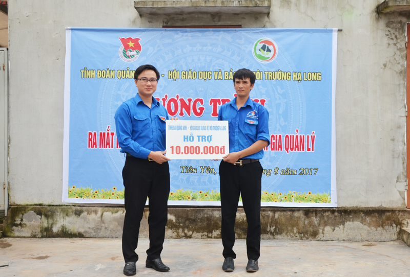Đồng chí Hoàng Văn Hải, Phó Bí thư Tỉnh Đoàn trao hỗ trợ 10 triệu đồng cho anh Phan Đình Dương - hộ tham gia xây dựng vườn mẫu