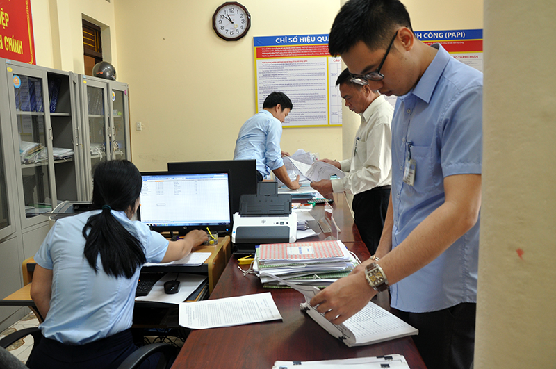 Cán bộ Phòng Nội vụ TX Đông Triều giám sát quy trình thực hiện TTHC tại Bộ phận tiếp nhận và trả kết quả hiện đại phường Đức Chính, TX Đông Triều.