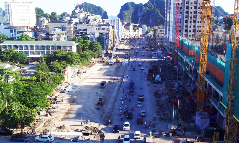 Đường Trần Hưng Đạo một trong những trục giao thông chính của TP Hạ Long đang được nâng cấp mở rộng.