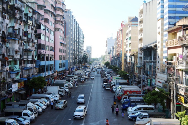 1. Yangon thành phố không xe máy Là thành phố lớn và sôi động nhất của Myanmar, Yangon thu hút du khách bởi những nét kiến trúc độc đáo thuộc địa. Nơi đây cũng từng được biết đến là “London của Đông Nam Á” với những dòng xe ô tô nối tiếp nhau. Nếu như ở Việt Nam bạn sẽ thấy cảnh những chiếc xe gắn máy ồn ào ngược xuôi, còn đến Myanmar thật khó khăn để nhìn thấy một chiếc. Ô tô ở thành phố này nhiều và đỗ ngay trên đường nền hầu như lúc nào cũng xảy ra tình trạng tắc nghẹn giao thông.