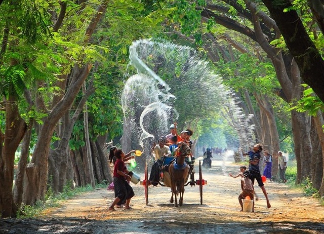 4. Người Myanmar ăn Tết đến 4 ngày  Năm mới (Thingyan) là kỳ nghỉ lễ lớn đối với người Myanmar. Thingyan được biết đến là lễ hội té nước, thường diễn ra giữa tháng 4 hàng năm. Vào ngày này, khắp nơi kể cả ngân hàng, nhà hàng, cửa hiệu đều đóng cửa. Trong lễ hội, người ta thường té nước vào nhau để rửa sạch những điều không may mắn và tội lỗi của năm trước và phóng sinh cho chim, cá vào ngày cuối cùng của lễ hội.