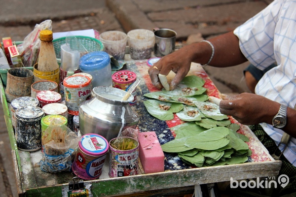 7. Người Myanmar rất thích ăn trầu  Nhai trầu là một thói quen và sở thích hàng ngày của người Myanmar, vì thế bạn sẽ nhìn thấy các cửa hàng bán trầu có ở khắp mọi nơi trên đất nước này. Tại Myanma, người lớn tuổi dùng nhiều trầu nhất. Với họ hàm răng đỏ là niềm tự hào.