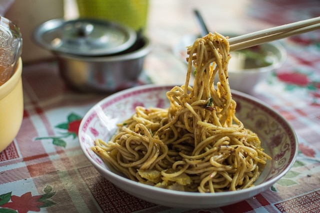 8. Nangyi thoke là tên gọi của món mỳ Spaghetti kiểu Myanmar  Được chế biến từ những sợi mì làm bằng bột gạo tròn, thuôn dài, trộn chung với những lát cá mỏng, trứng luộc, thịt gà, giá sống và tẩm ướp thêm bột nghệ, ớt, đậu phộng rang và các loại gia vị đặc biệt khác, món mỳ Nangyi luôn làm hài lòng thực khách mỗi lần đến Myanmar.