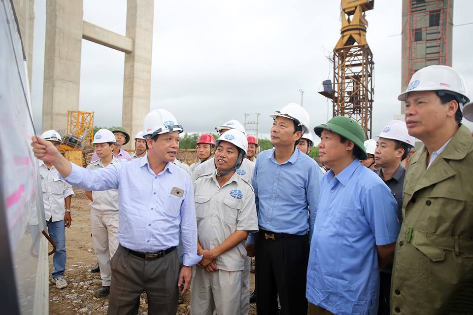 Phó Thủ tướng Chính phủ Vương Đình Huệ nắm bắt thông tin tại bản cập nhật tiến độ toàn tuyến cao tốc Hạ Long- Hải Phòng