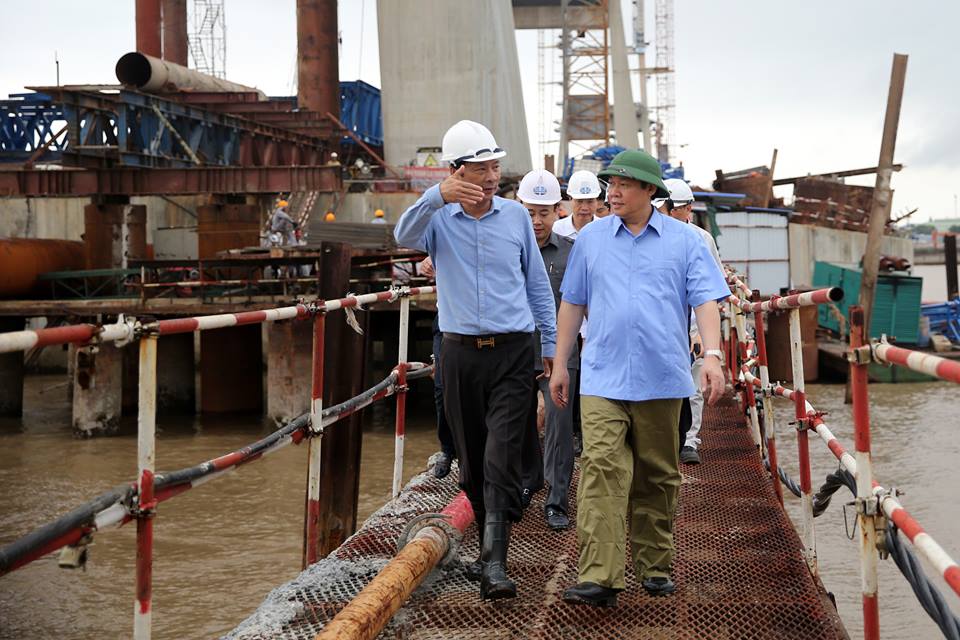 Phó Thủ tướng Chính phủ Vương Đình Huệ cùng lãnh đạo tỉnh kiểm tra tiến độ thi công cầu Bạch Đằng