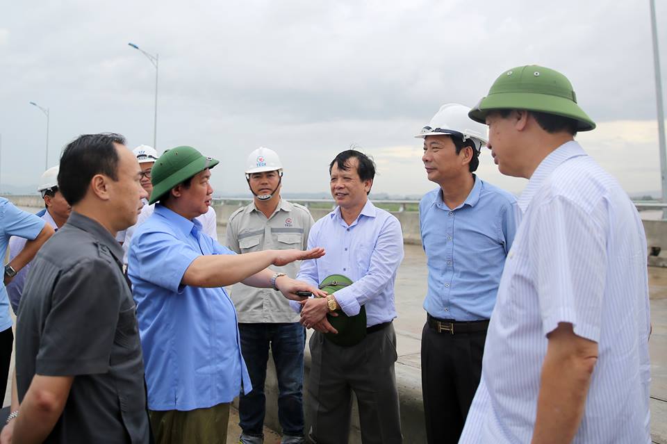 Phó Thủ tướng Chính phủ Vương Đình Huệ cùng đoàn công tác,  lãnh đạo tỉnh Quảng Ninh kiểm tra tiến độ thi công cầu Sông Chanh
