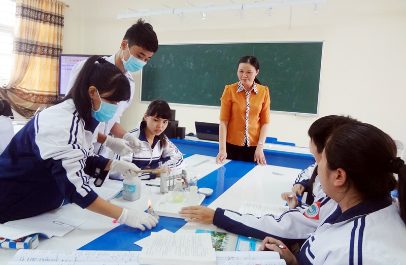 Giờ thực hành môn hoá của học sinh Trường THPT Đông Triều.  (Ảnh Công đoàn ngành Giáo dục tỉnh cung cấp)