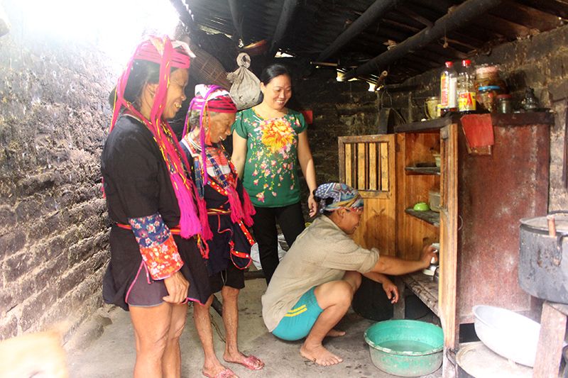Bà Hoàng Thị Kíu, Chủ tịch Hội Phụ nữ xã Vô Ngại (thứ ba, trái sang) hướng dẫn phụ nữ thôn Nà Nhái úp bát sau khi rửa lên chạn cho hợp vệ sinh. 