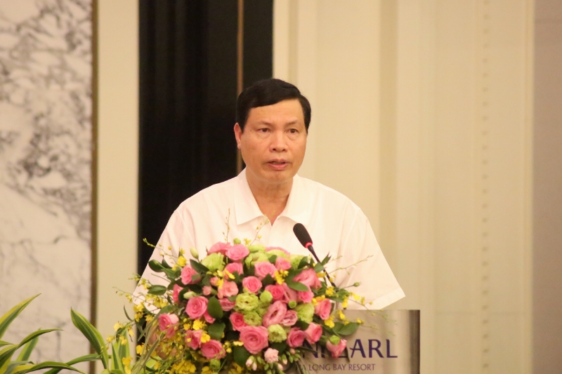 Đồng chí Nguyễn Đức Long, Phó Bí thư Tỉnh ủy, Chủ tịch UBND tỉnh báo cáo tình hình phát triển KT-XH và các đề xuất, kiến nghị của tỉnh tại buổi làm việc