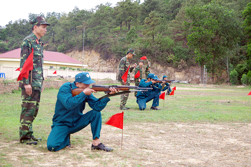 Bộ CHQS tỉnh kiểm tra lực lượng dân quân tự vệ nội dung bắn đạn thật tại thao trường bắn 244 (phường Nam Khê, TP Uông Bí).