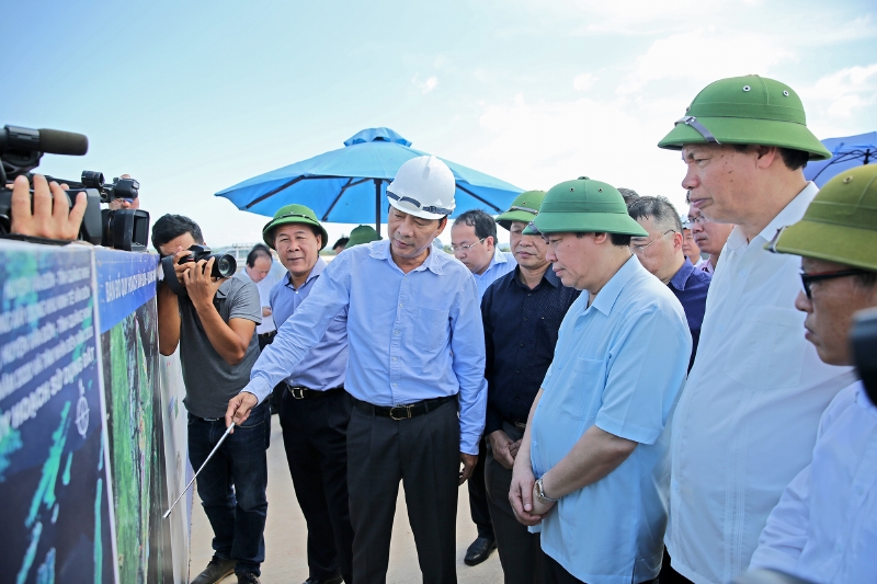 Phó Thủ tướng Chính phủ Vương Đình Huệ  nghe lãnh đạo tỈnh báo cáo tiến độ dự án Cảng hàng không quốc tế Vân Đồn
