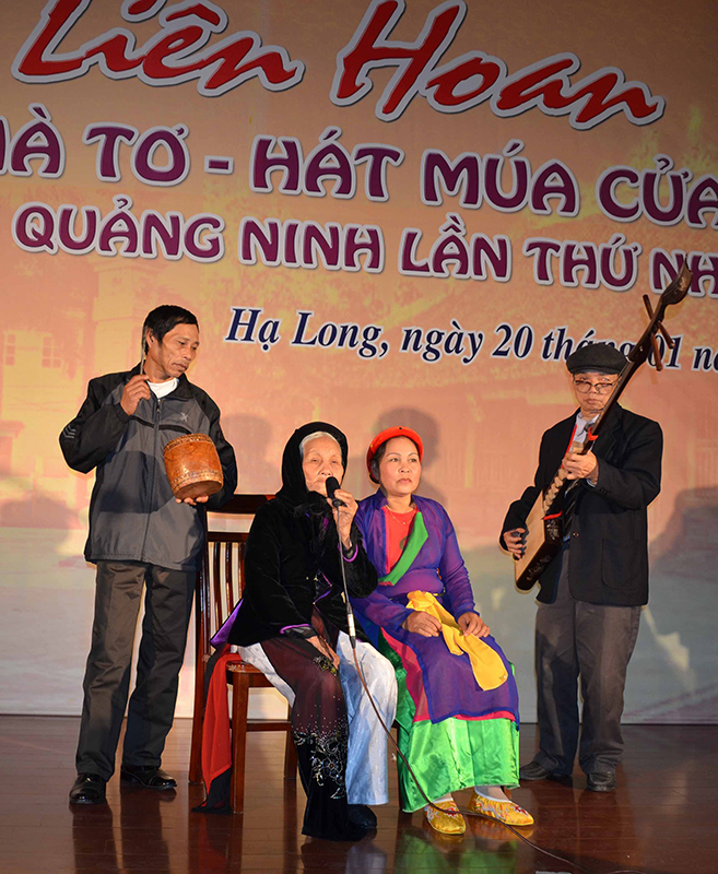 Nghệ nhân Trần Văn Chấn tham gia liên hoan hát nhà tơ, hát - múa cửa đình Quảng Ninh lần thứ nhất. 