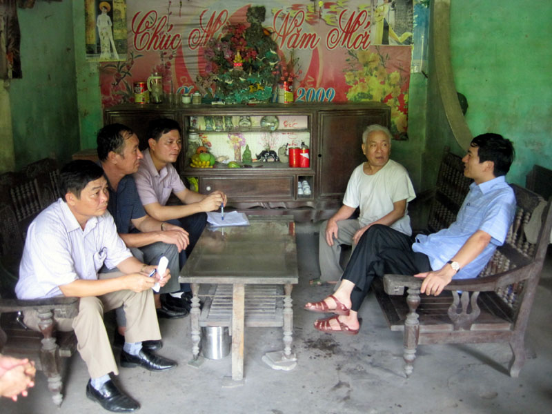 Lãnh đạo TP Cẩm Phả  và đoàn công tác lắng nghe tâm tư, nguyện vọng của gia đình ông Trần Văn Hy ở xóm Cột Điện, thôn Khe Sím, xã Dương Huy