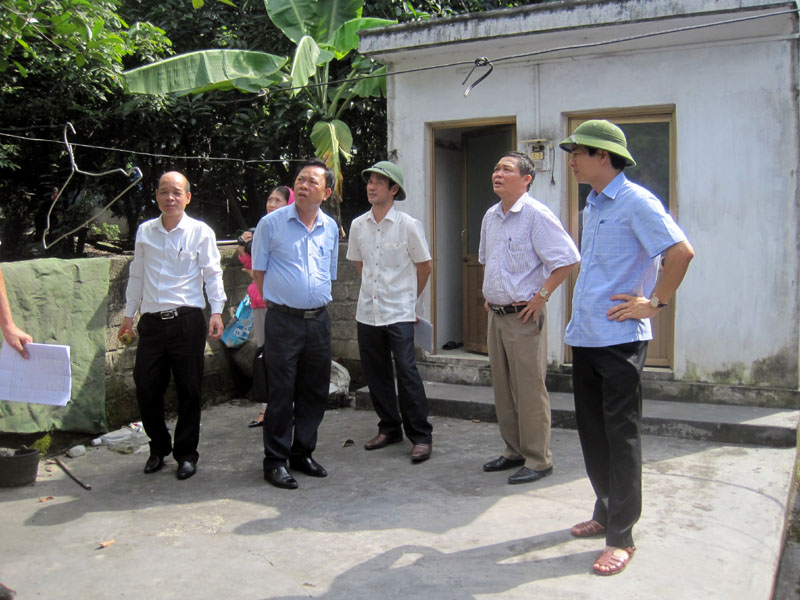 Lãnh đạo TP Cẩm Phả và đoàn công tác kiểm tra thực tế tài sản trên đất của gia đình anh Trần Thanh Dùy ở xóm Cột Điện, thôn Khe Sím