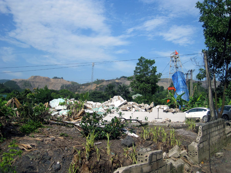 Nhiều hộ dân tại xóm cột điện, thôn Khe Sím đã nhận tiền đền bù, tháo dỡ công trình bàn giao đất cho địa phương quản lý