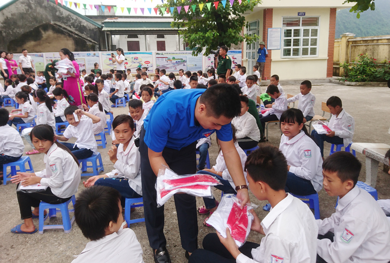 Anh Phạm Hồng Thái, Bí thư Thành Đoàn Hạ Long trao tặng quà cho các em học sinh.