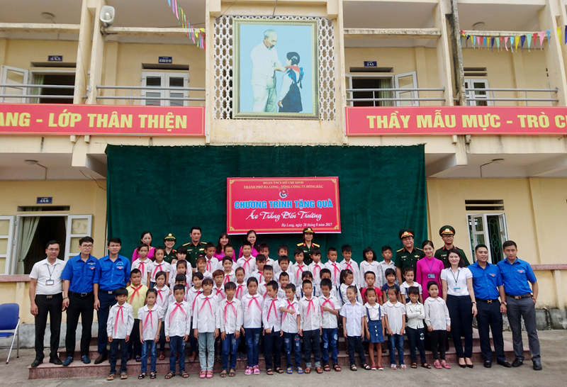 170 áo trắng và khăn quàng đỏ đã được trao cho các em học sinh Trường TH và THCS Minh Khai cơ sở 2.