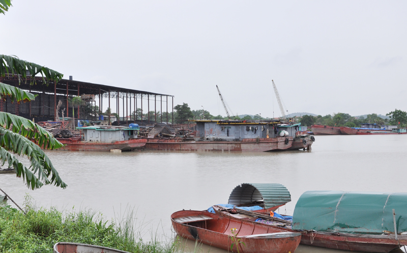 Các phương tiện nạo vét luồng sông Cầm của Công ty CP Phát triển Đầu tư Thái Sơn (Bộ Quốc Phòng) được tập kết tại sông Cầm, sau khi đơn vị dừng hoạt động từ giữa tháng 5-2017. (ảnh: Phan Hằng)