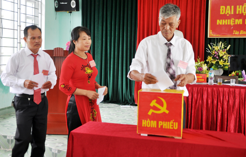 Đảng viên Chi bộ thôn Đông Sơn, xã Tân Bình, huyện Đầm Hà bỏ phiếu bầu trực tiếp Bí thư tại Đại hội Chi bộ thôn, nhiệm kỳ 2017-2020.