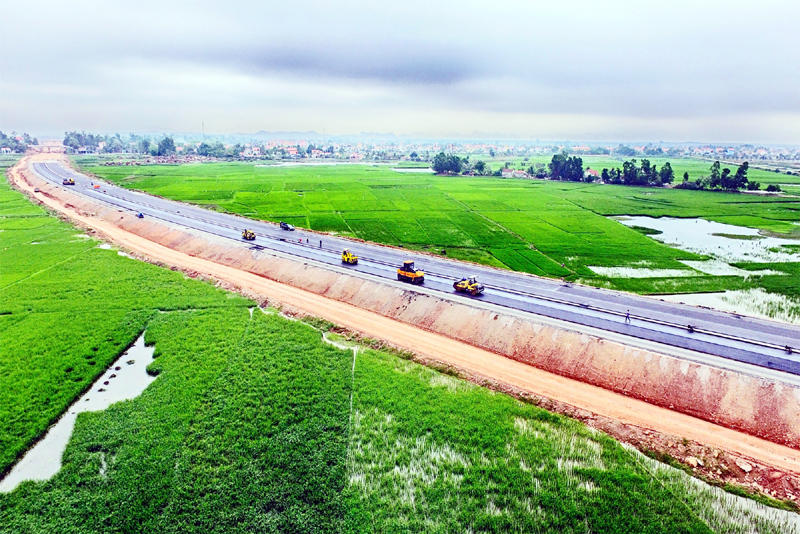 Cao tốc Hạ Long - Hải Phòng dự kiến hoàn thành cuối năm nay,  hình thành tuyến cao tốc dài nhất Việt Nam: Lào Cai - Hà Nội - Hải Phòng - Móng Cái, hành lang đường bộ đầu tiên kết nối các tỉnh phía Bắc Việt Nam với Trung Quốc.
