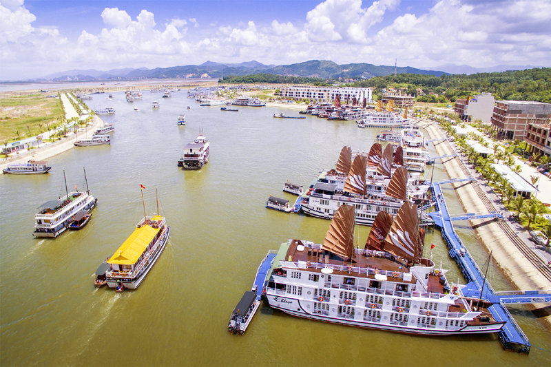 Cảng tàu khách quốc tế Tuần Châu, cảng nhân tạo lớn nhất nước, được xây dựng trên diện tích 200ha, có năng lực tiếp nhận 2.000 tàu neo đậu đón, trả khách, chính thức đưa vào khai thác ngày 1-1-2016.