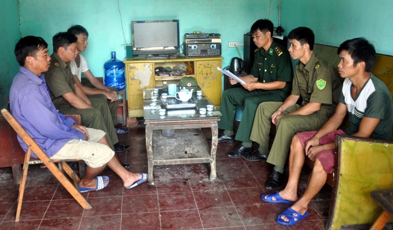 Trung tá Vi Đức Hạnh tuyên truyền, phổ biến pháp luật cho người dân thôn Pò Hèn (xã Hải Sơn, TP Móng Cái).