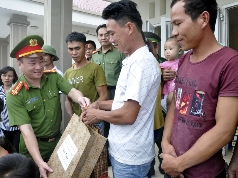 Thượng tá Nguyễn Thuận, Phó Giám đốc Công an tỉnh, thăm, tặng quà các hộ dân thôn Đảo Trần (xã Thanh Lân, huyện Cô Tô).