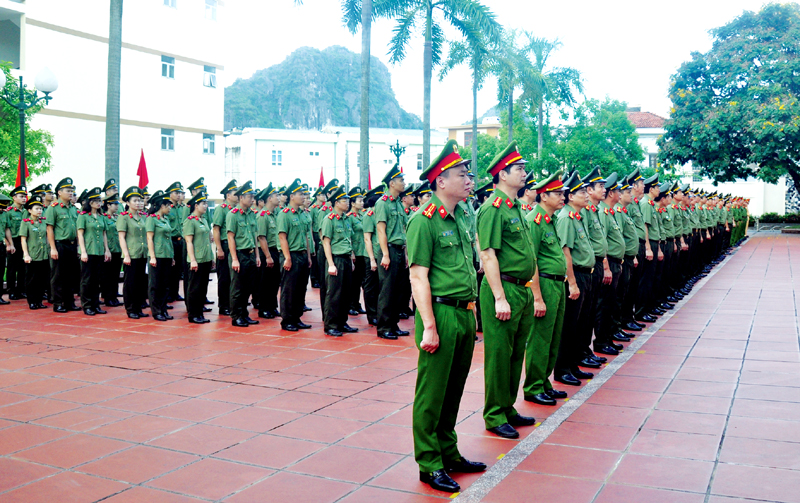 CBCS Công an tỉnh dự lễ phát động thi đua đợt đặc biệt lập thành tích chào mừng 70 năm Ngày Chủ tịch Hồ Chí Minh có 6 điều dạy CAND và ra Lời kêu gọi thi đua ái quốc.