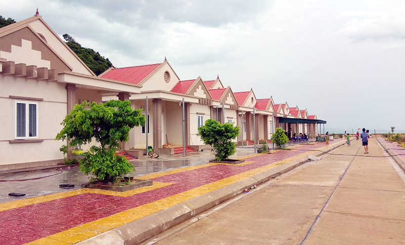 17 căn nhà khang trang ở làng mới Đảo Trần do Tổng Công ty Đông Bắc xây tặng.