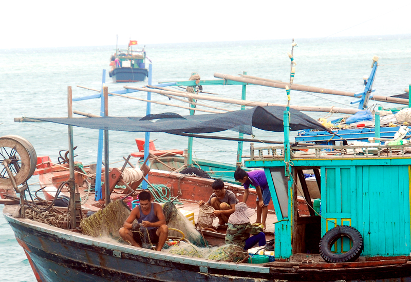 Khai thác thủy sản là nghề chính của cư dân trên đảo.