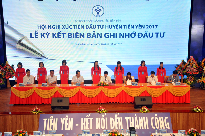 Lễ ký kết biên bản ghi nhớ đầu tư tại Hội nghị xúc tiến đầu tư huyện Tiên Yên 2017. Ảnh: Minh Hà