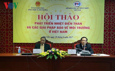 Đại diện Ủy ban KHCN&MT Quốc hội và Hội Khoa học kỹ thuật nhiệt Việt Nam chủ trì Hội thảo.