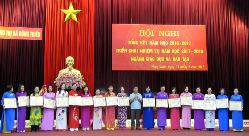 Chủ tịch UBND TX Đông Triều Hà Hải Dương trao giấy khen cho các tập thể, cá nhân có thành tích xuất sắc trong năm học 2016-2017.