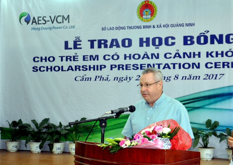 Ông Kevin Pierce, Giám đốc Nhà máy Nhiệt điện BOT Mông Dương 2 phát biểu tại lễ trao học bổng.