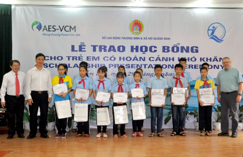 Các vị đại biểu trao học bổng cho các em học sinh.
