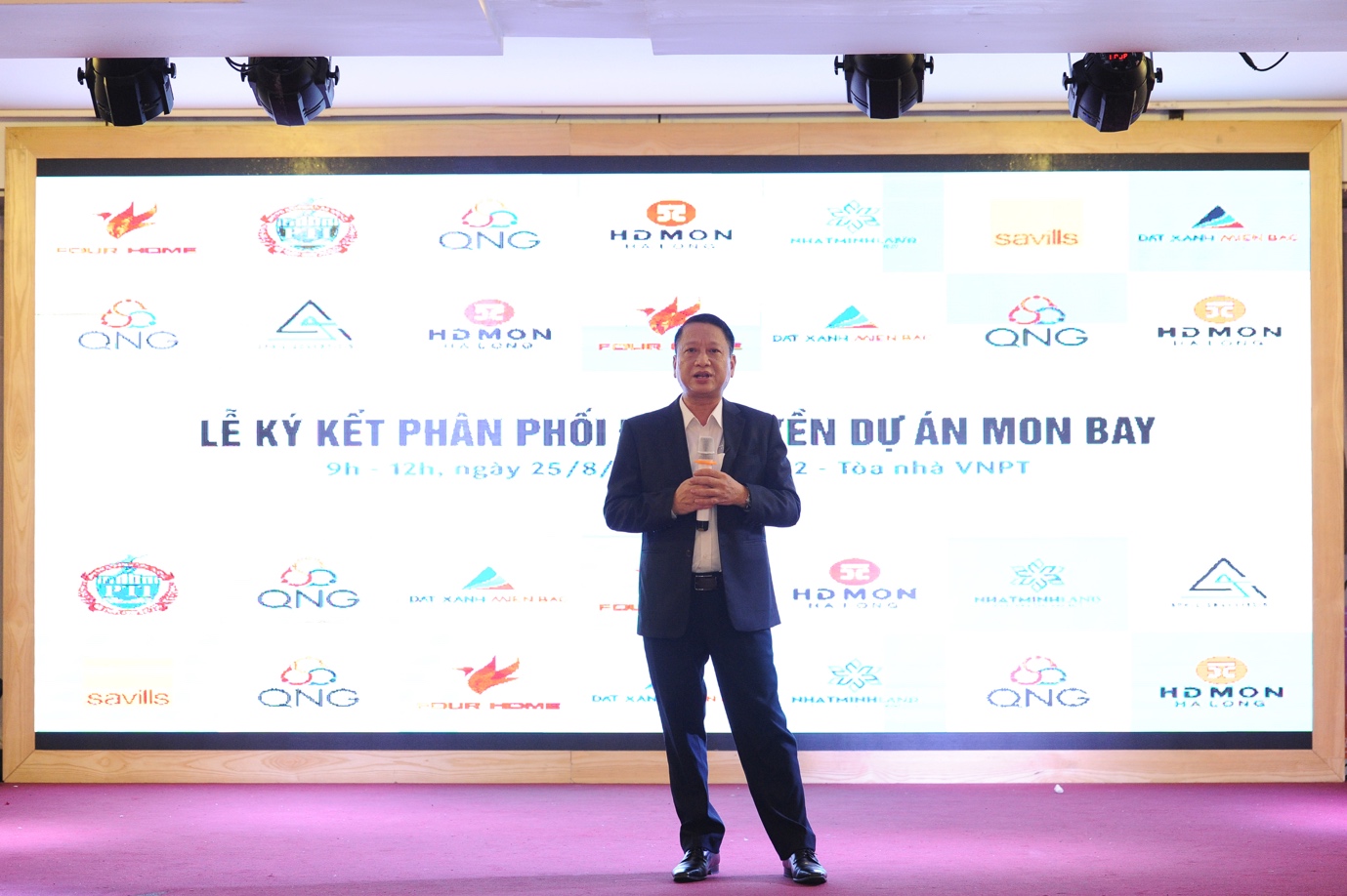 Ông Nguyễn Anh Quân - Phó tổng Giám đốc Công ty TNHH HDMON Hạ Long - phát biểu mở đầu lễ kí kết