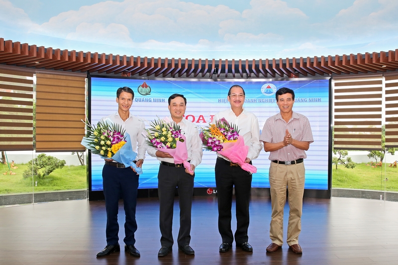 Đồng chí Nguyễn Tiến Mạnh, Tổng biên tập Báo Quảng Ninh tặng hoa các đại biểu tham gia tọa đàm.