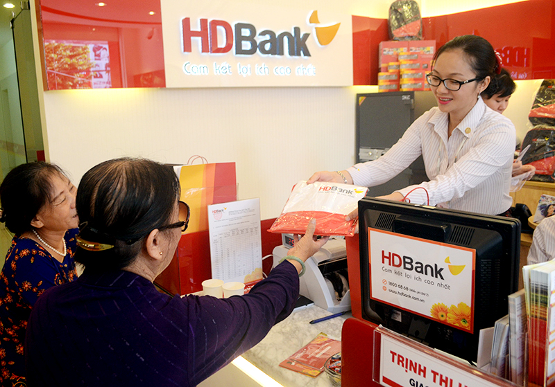 Các ngân hàng gia tăng nhiều tiện ích đáp ứng ngày càng đa dạng đối tượng khách hàng. Trong ảnh: HDBank Quảng Ninh tặng nhiều phần quà hấp dẫn cho khách hàng đến giao dịch nhân dịp khai trương Phòng giao dịch tại TP Cẩm Phả, ngày 10-8-2017. Ảnh: CAO QUỲNH