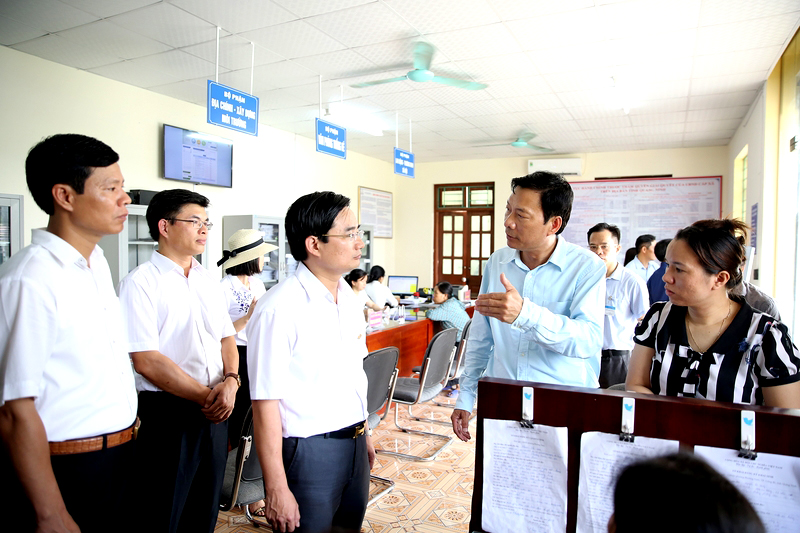 Bí thư Tỉnh ủy Nguyễn Văn Đọc kiểm tra hoạt động cải cách hành chính tại phường Phương Nam (TP Uông Bí).