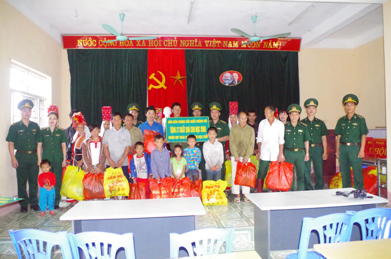 Các đơn vị tặng quà cho học sinh nghèo bản Phật Chỉ, xã Đồng Văn (Bình Liêu). Ảnh CTV