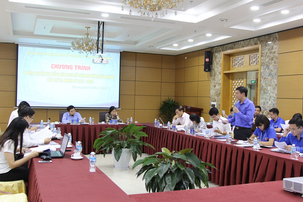 Đồng chí Lê Hùng Sơn, Bí thư Tỉnh Đoàn, trình bày báo cáo tóm tắt công tác chuẩn bị tổ chức ĐHĐB Đoàn TNCS Hồ Chí Minh tỉnh Quảng Ninh lần thứ XI